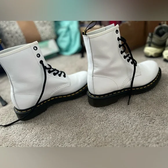 Women’s Dr. Martens Boot. EXCELLENT condition, worn once. Size 8 - Picture 4 of 5